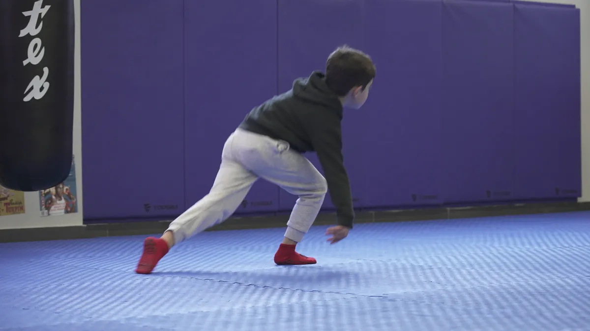 Coach dirige aula de t-shirt amarela