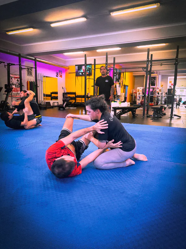 Treino de Jiu-Jitsu GI no Be Water