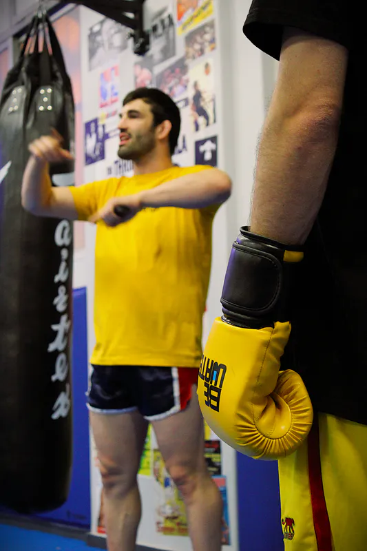 Treino de kicks no saco pesado