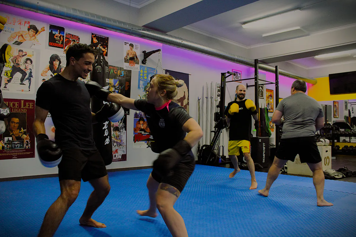 Aula de Muay Thai em grupo no Be Water