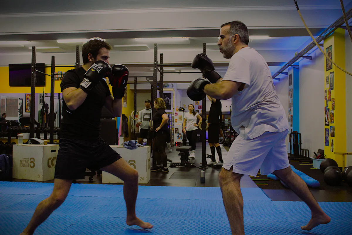 Aula de Muay Thai — condicionamento e técnica